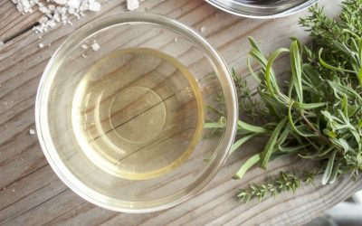 Le vinaigre blanc s’invite dans votre jardin !  5 utilisations miraculeuses.
